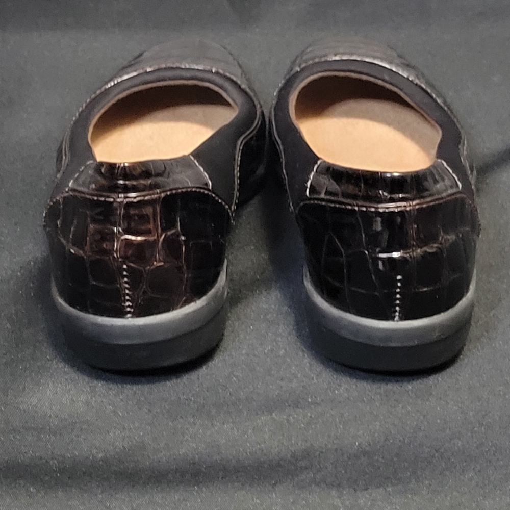 Clarks Collection Soft Cushion Alligator Print Slip On Size 6.5 Flats Loafers - Picture 5 of 10